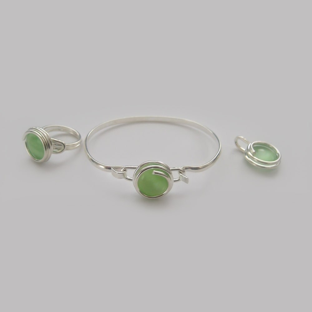 Small-pearly-green-glass-set